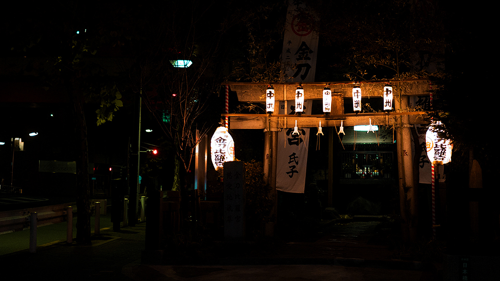 浮き上がる神社