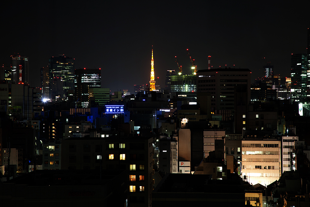 都会の真ん中に輝く東京タワー