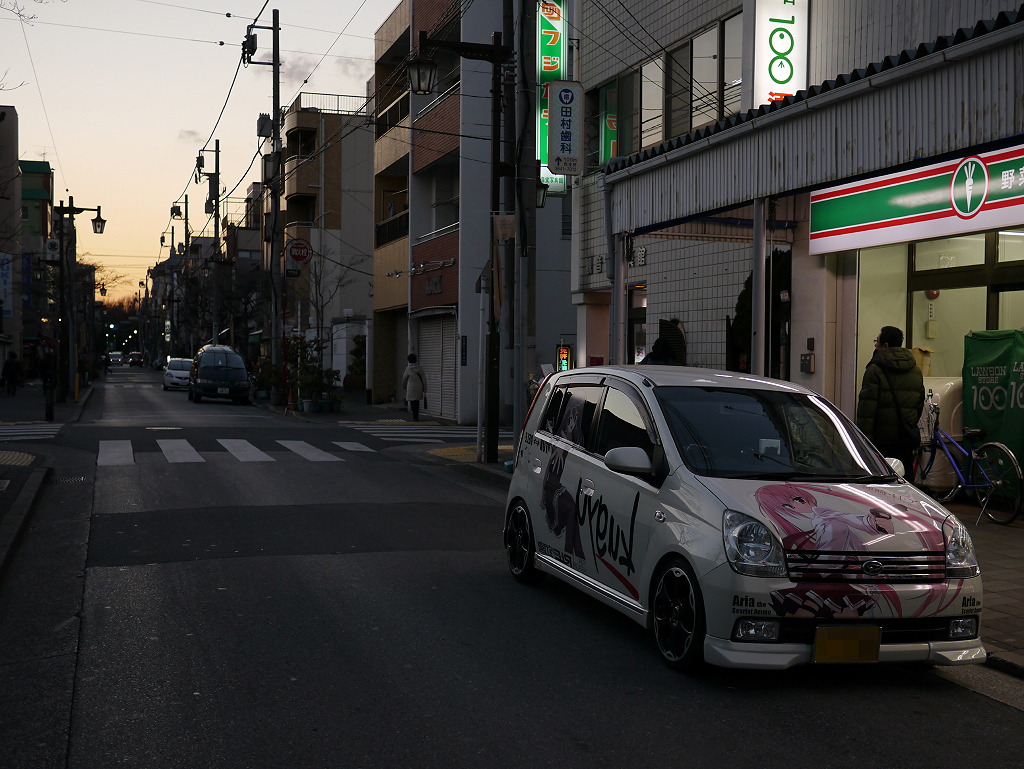 夕焼けに照らされる痛車