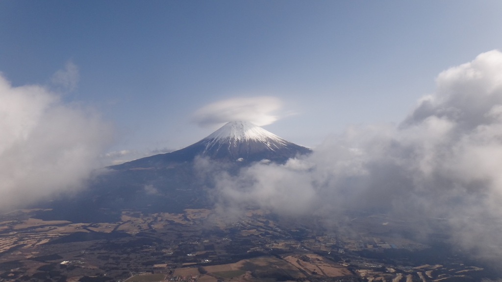 2011年2月10日　朝霧フライト　雲の隙間から富士山