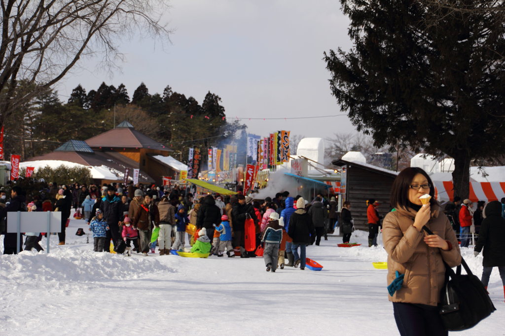 雪祭りの賑わい。