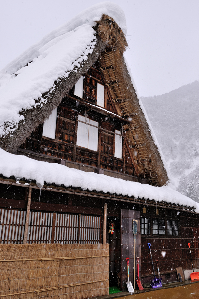 五箇山　style featuring a steep rafter roof