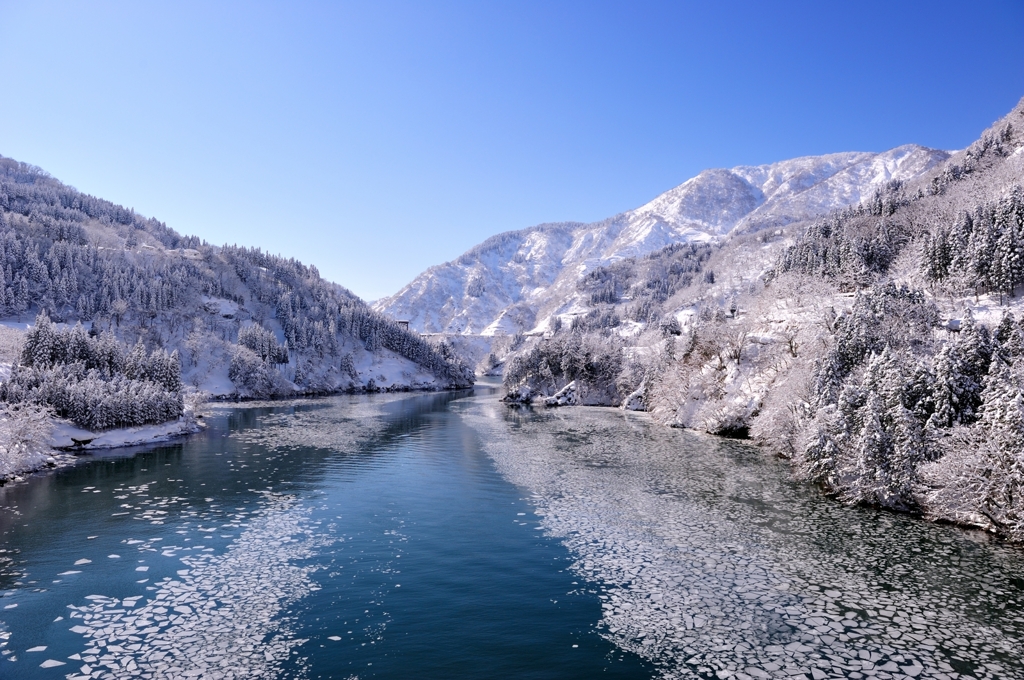 厳冬の庄川峡　航跡