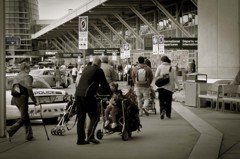 旅行く人々