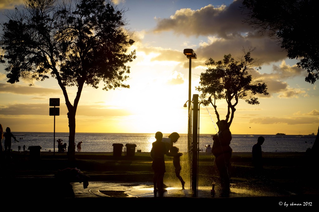 Sunset family taking shower@Ala Moana Be