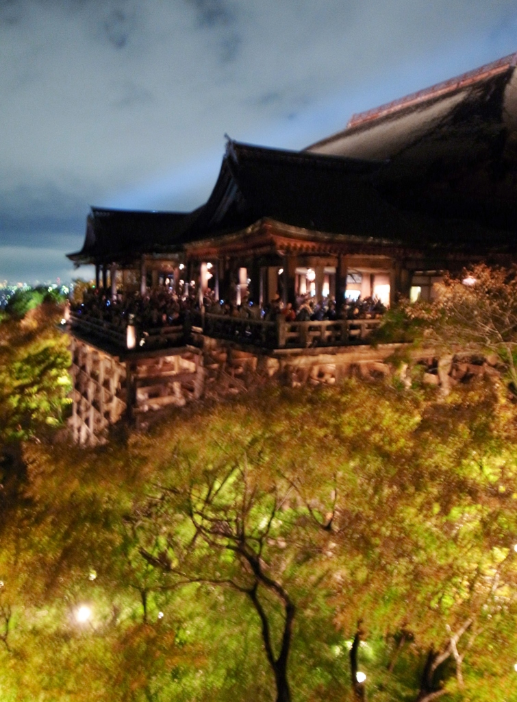 雨やんだ　ライトアップ清水寺