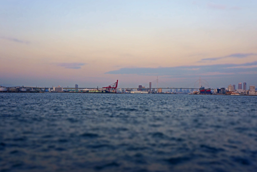 遠くに海遊館が見える風景
