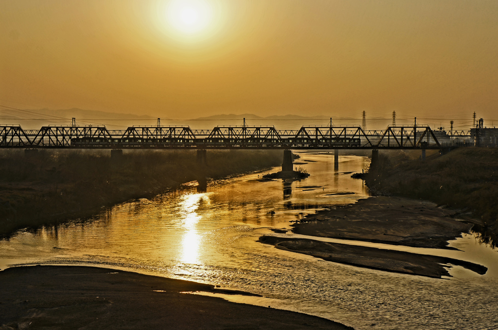 朝日射す木津川鉄橋