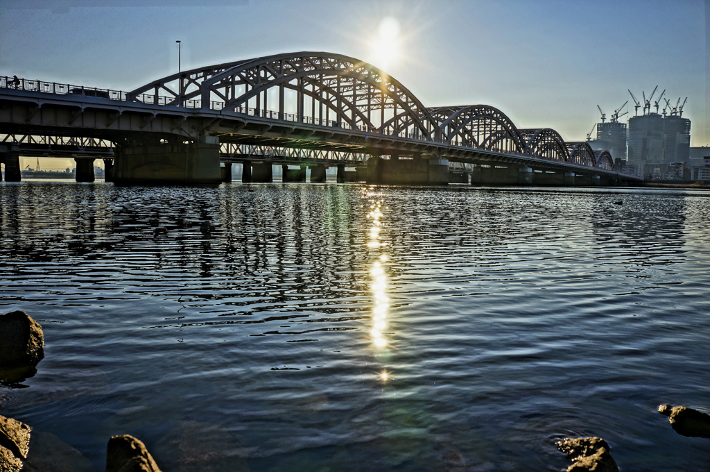 朝日輝く十三大橋