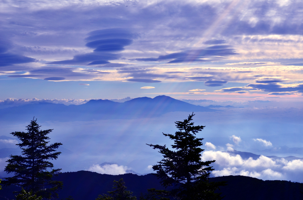 吊るし雲が朝の風景を彩る