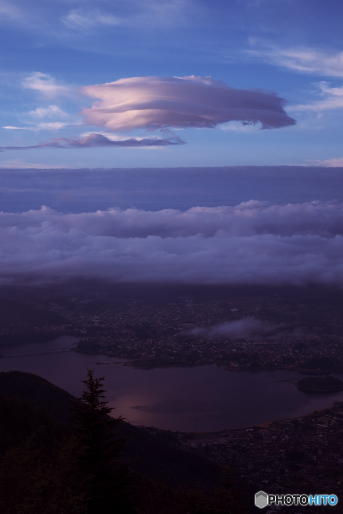 湖上の吊るし雲