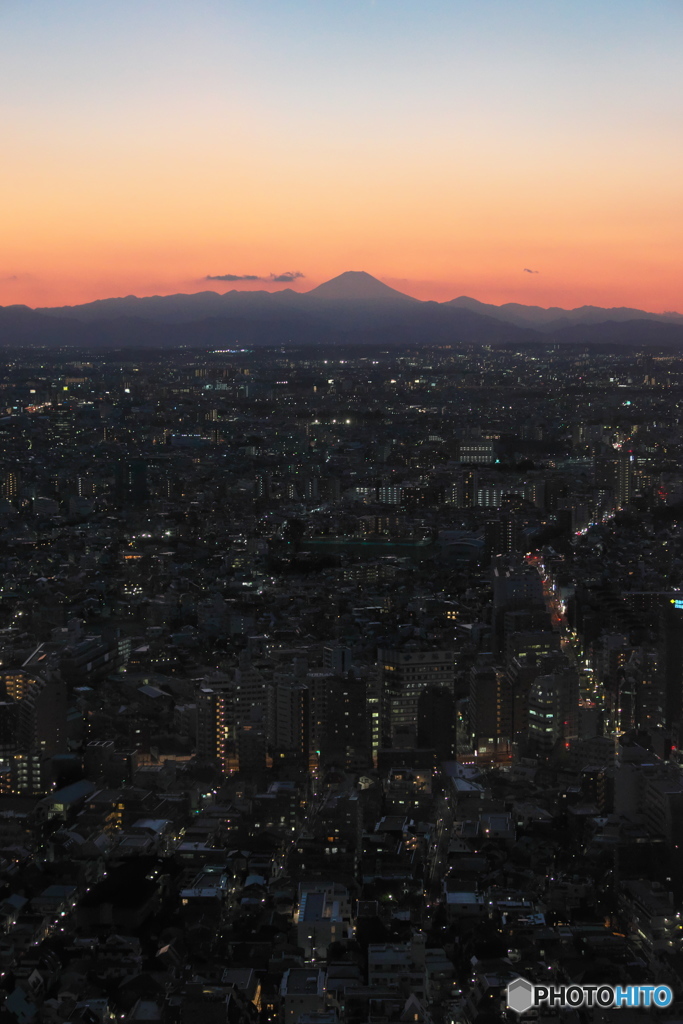 富嶽よ永遠に～新宿からの夕景