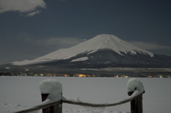 富嶽よ永遠に～雪に覆われた山中湖