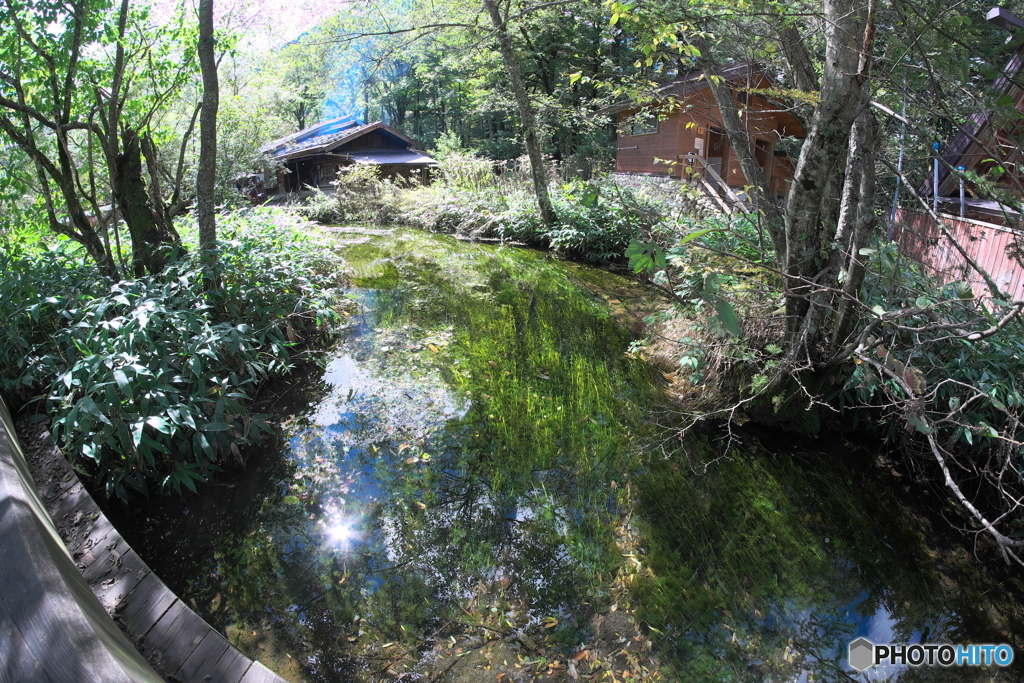 岩魚を焼く嘉門次小屋の煙