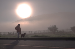 霧の朝の散歩