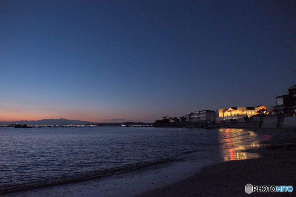 海辺の館に夕焼け