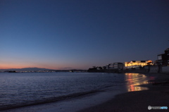 海辺の館に夕焼け