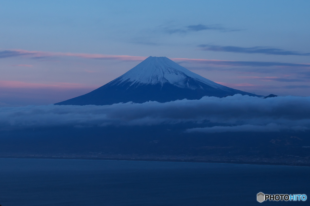 富嶽よ永遠に～頭を雲の上に出し