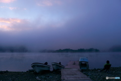 霧明け待ちの湖