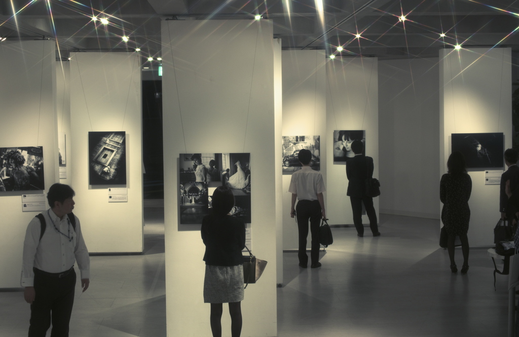 写真に魅入る人々