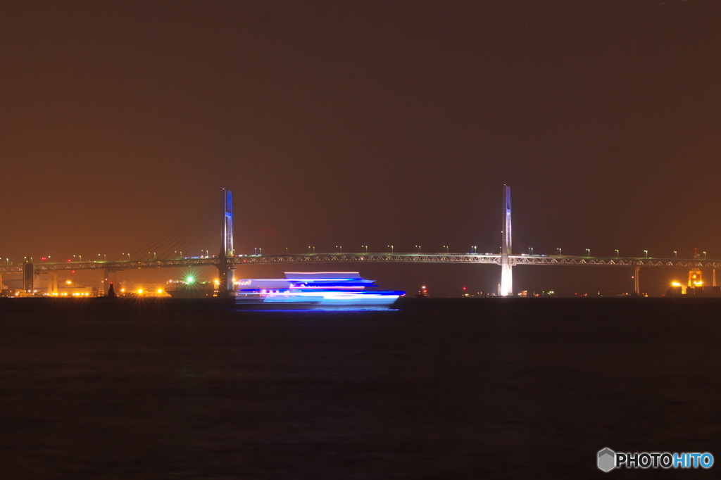 夜の横浜港