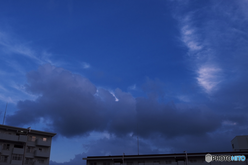 夕暮れ雲に残り陽