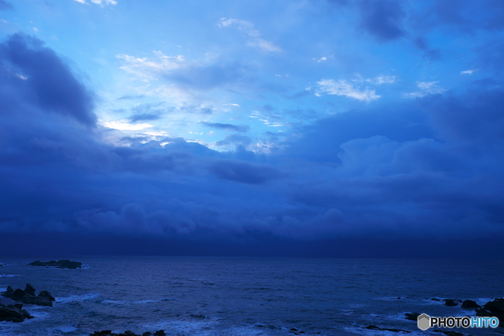 海上の厚い雲