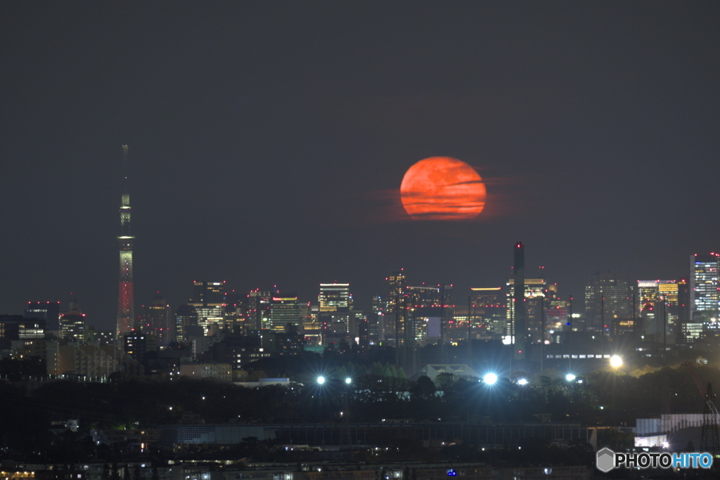 赤い月の出はスカイツリーの横から By Kakian Id 写真共有サイト Photohito