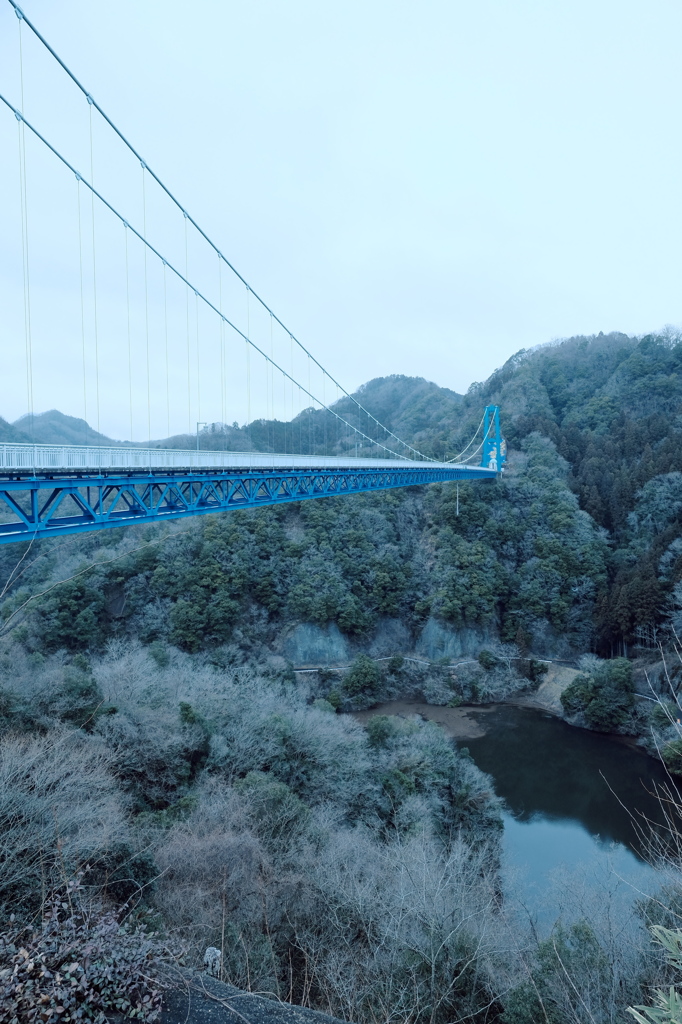 ダム湖と大吊橋