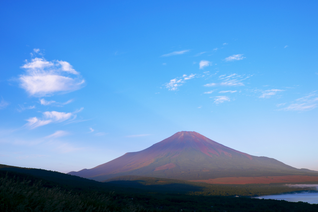 富嶽よ永遠に～赤富士と白雲