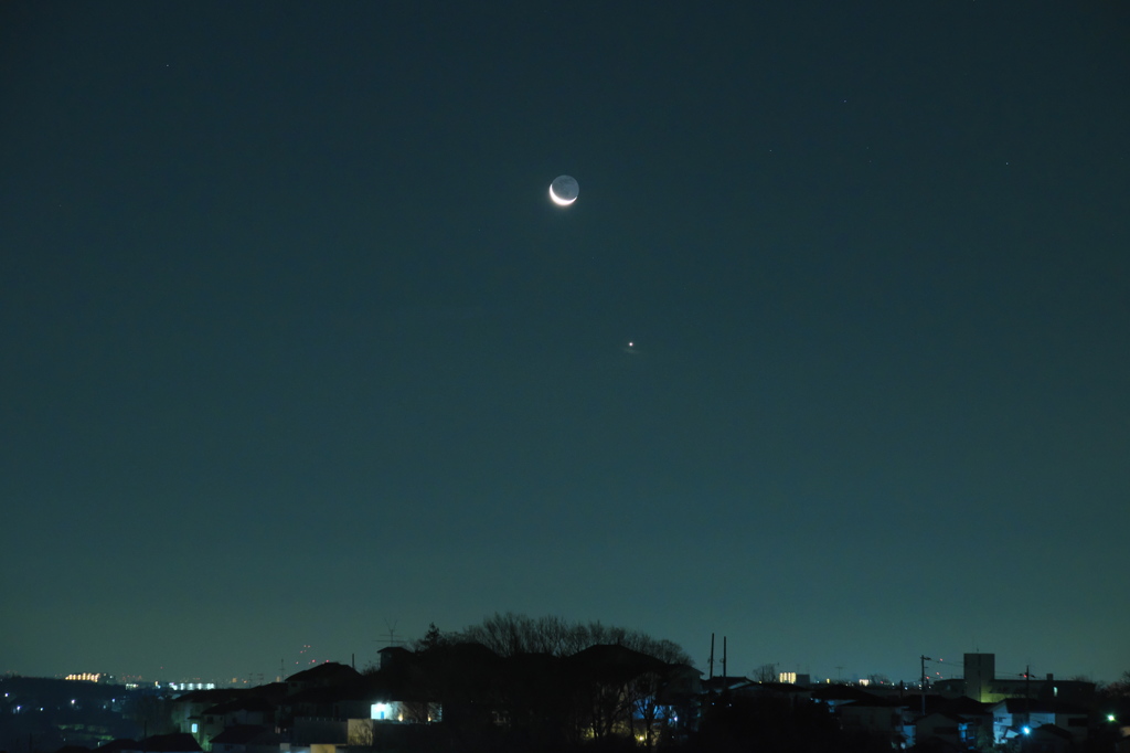 細い月に近づく金星