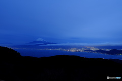 富嶽よ永遠に～駿河湾越しに