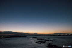 富嶽よ永遠に～夕暮れの海に浮かぶ