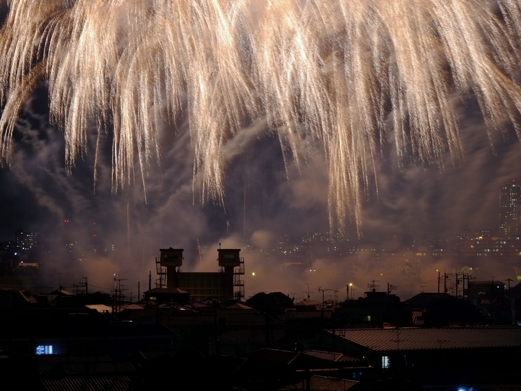 川の上の花火