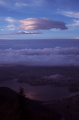 湖に映り込んだ吊るし雲