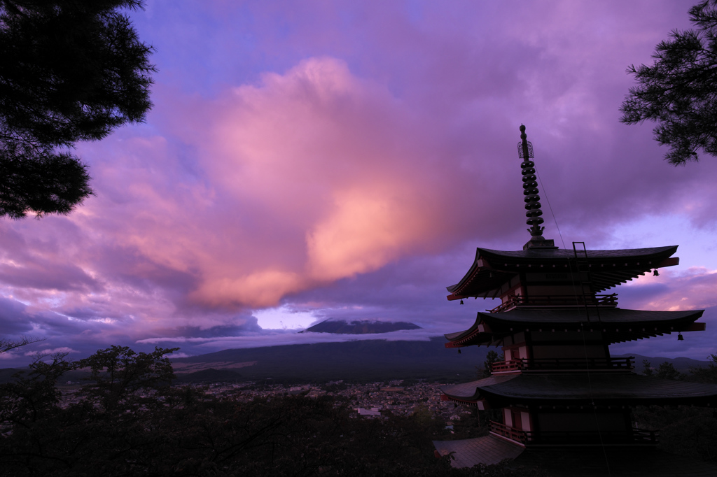 朝焼けの塔と雲