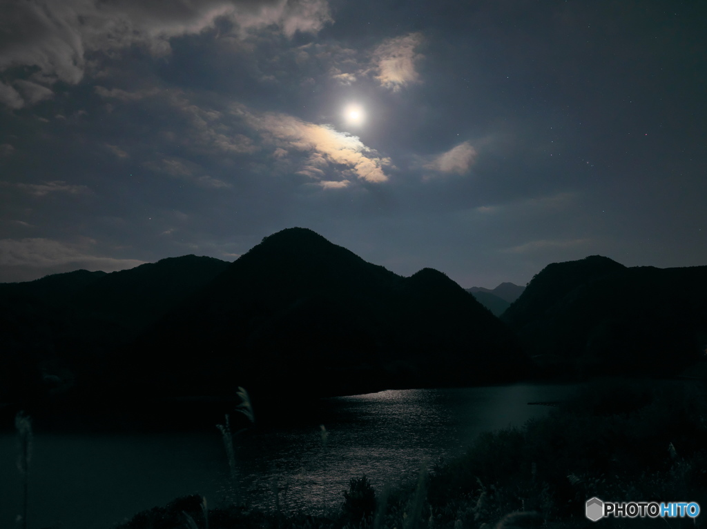 湖上の月とオリオン