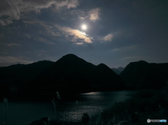 湖上の月とオリオン