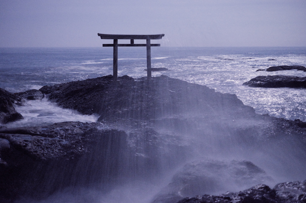 鳥居と月光に照らされた飛沫