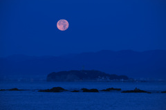江ノ島に月が入る