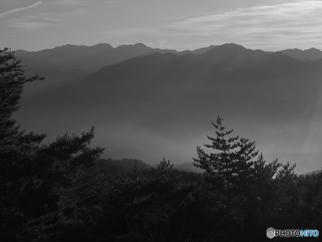 山の夜明け