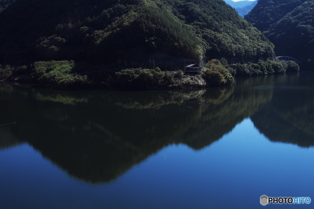 塩川ダム湖の静かな朝