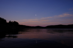 静かな夕べの湖畔
