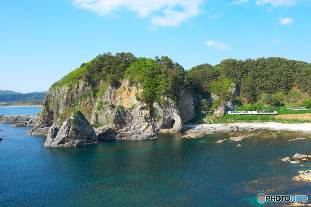 巨大な岩と五能線