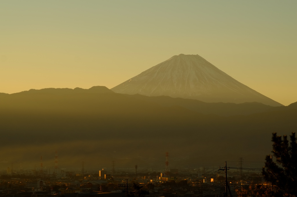 朝靄の街と富士