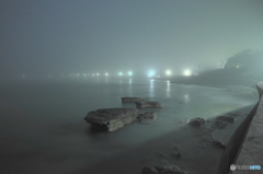 霧の夜の海