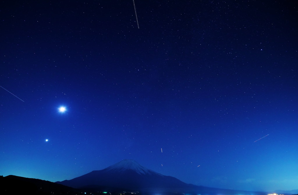 富嶽よ永遠に～月に星と光跡
