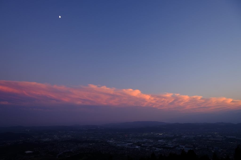 雲に半月
