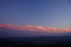 雲に半月