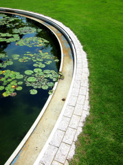 構成-14／A green lawn and a round pond
